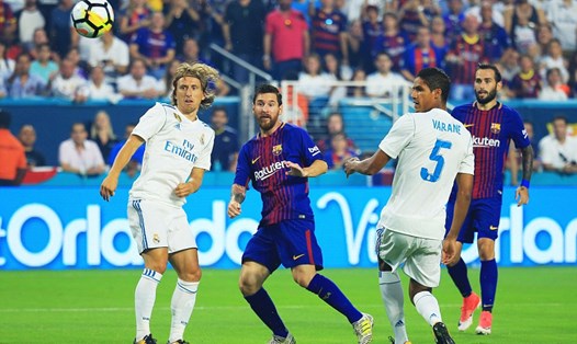Messi (thứ hai từ trái sang) đã mở tỷ số trong trận "Siêu kinh điển" trên đất Mỹ. Ảnh: Getty Images.